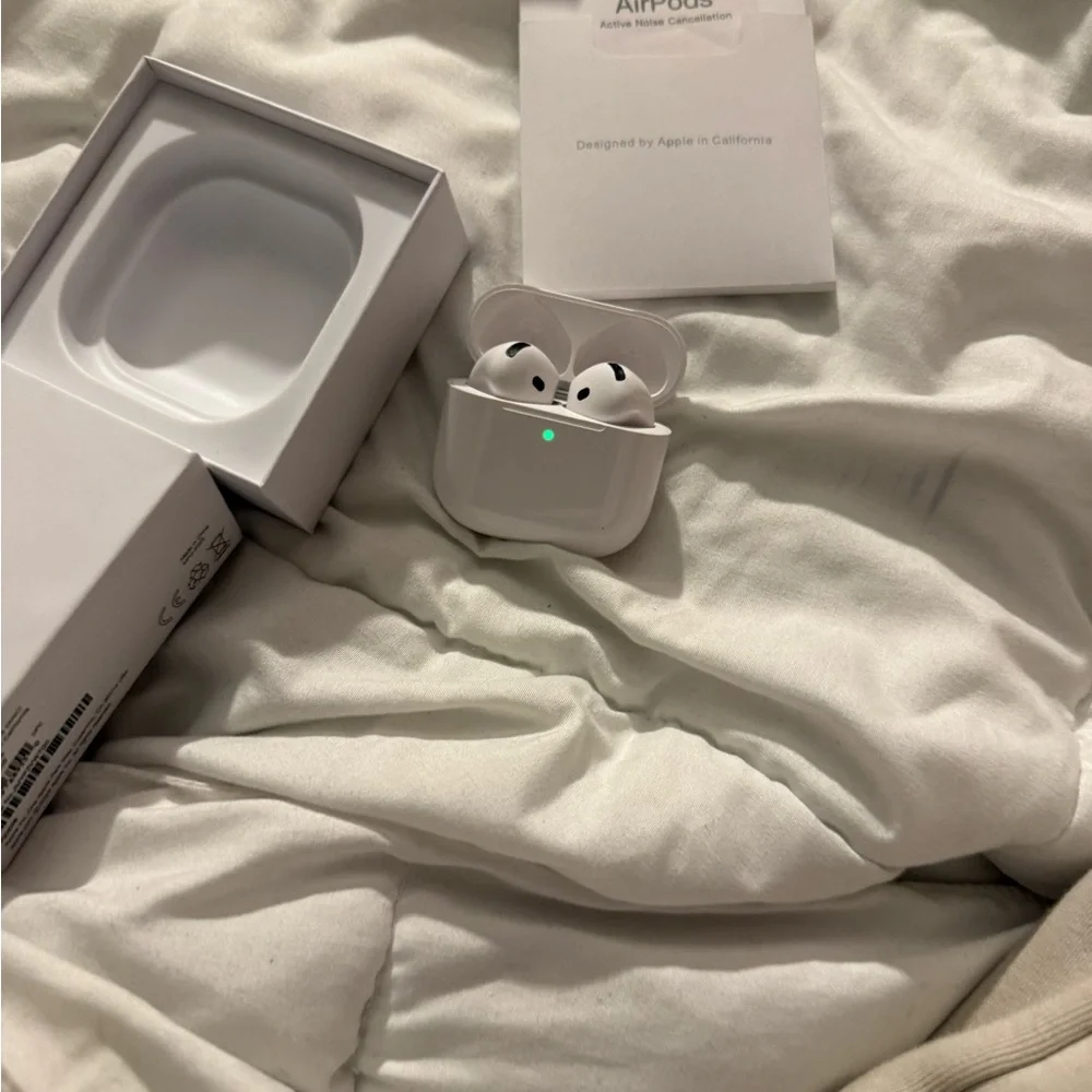 Apple AirPods Wireless Earbuds - White